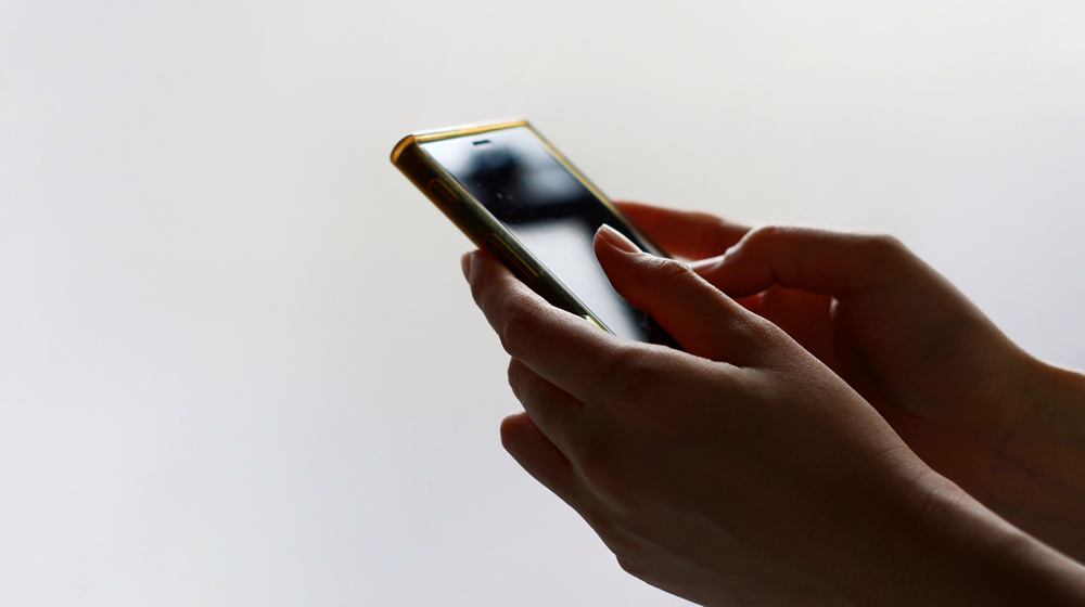 スマホシンドロームの患者数が増加中！接骨院だからこそできるケアがあります。